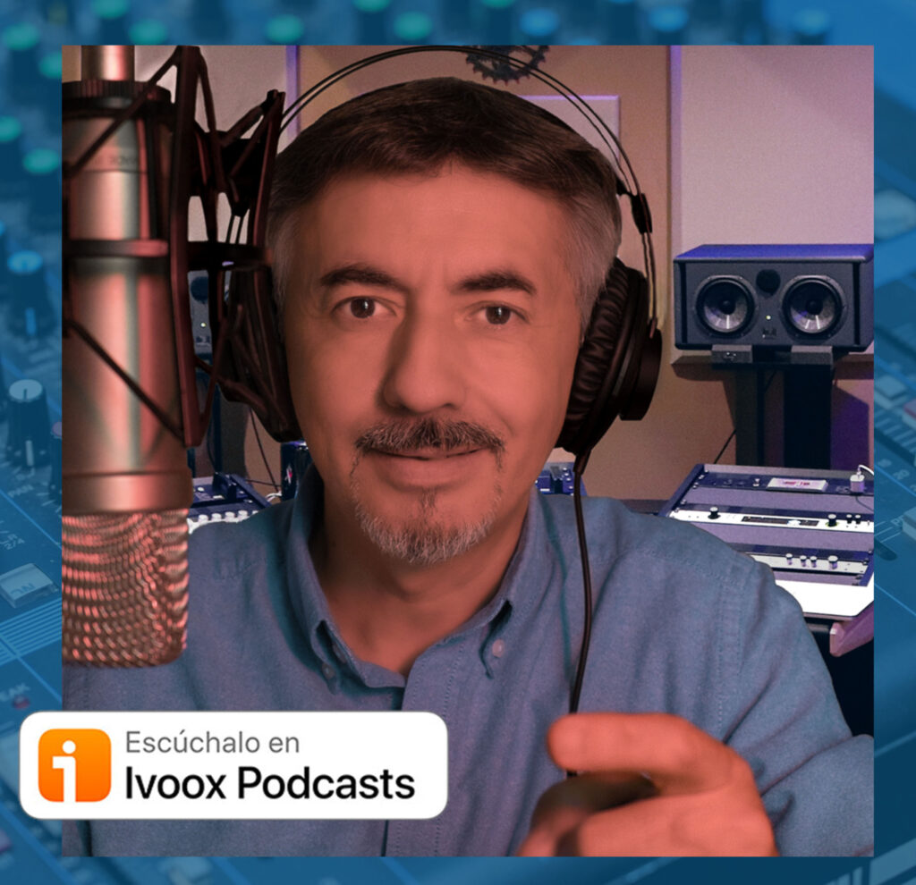 José Luis Higgins mostrando que el podcast se escucha en Ivoox
